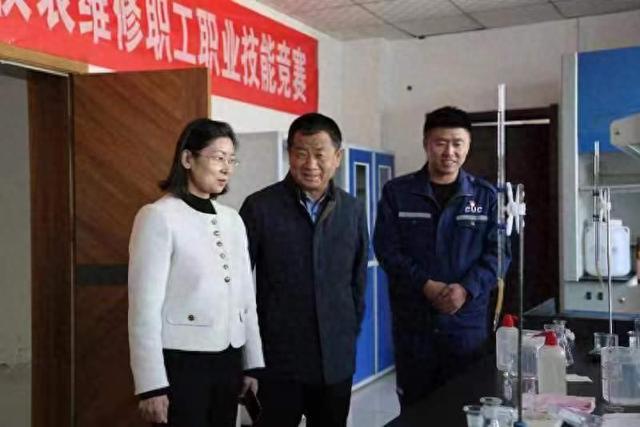 中卫市总工会举办化学磨练、仪器半岛官方体育仪外维修职工职业才力竞赛(图1)